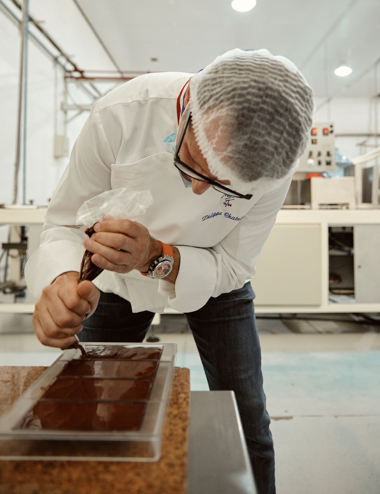 Philippe Chatelain remplit un moule de chocolat