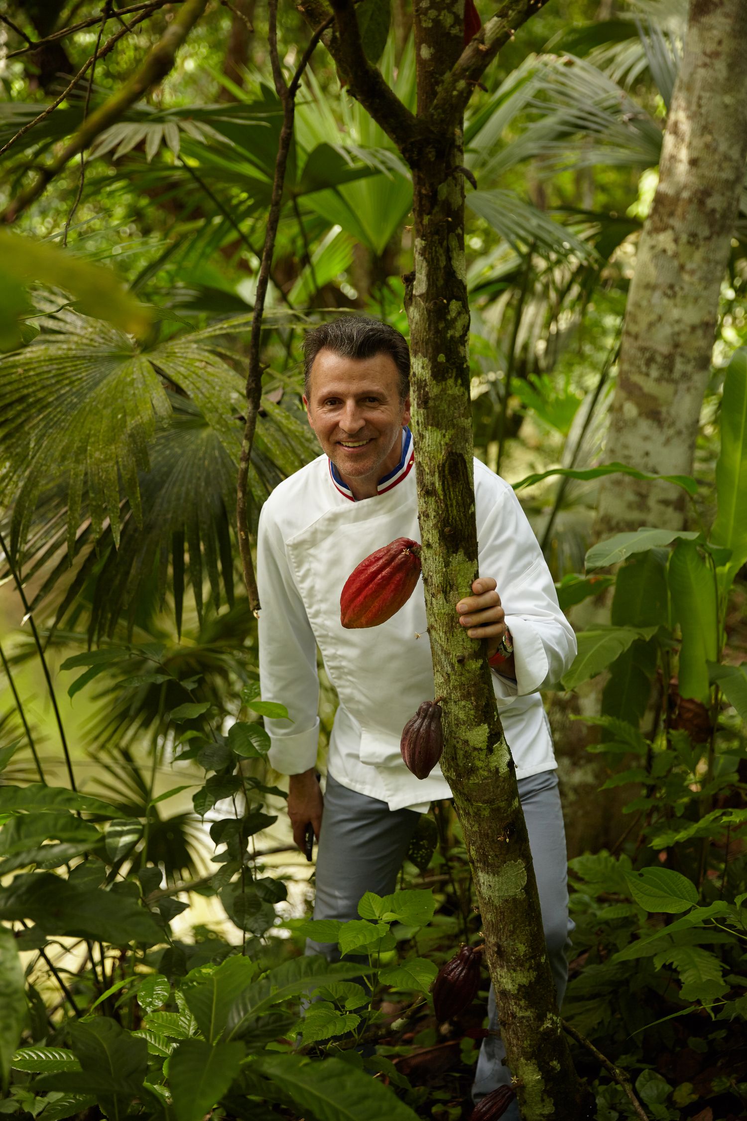 Philippe Chatelain près d'une cabosse mûre, plantation d'Esmeraldas